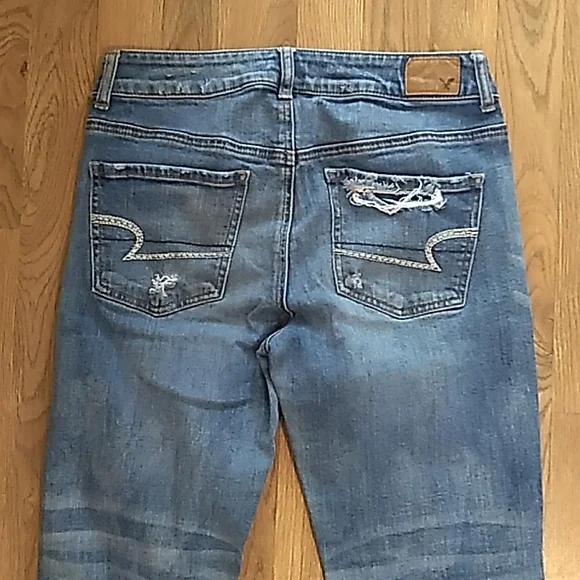 American Eagle Distressed Cropped Stretch Jeans. Size 4 - Picture 7 of 13